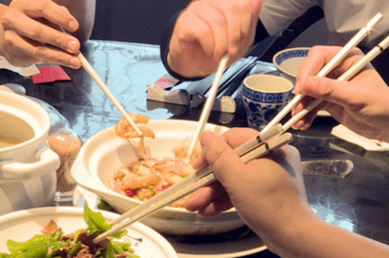 吃饭筷子掉地上是什么预兆图片,吃饭筷子掉地上是什么预兆